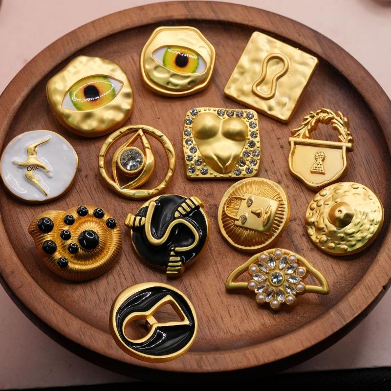 Craft Embellishment - Vintage Metallknopf in Herzform mit künstlerischem